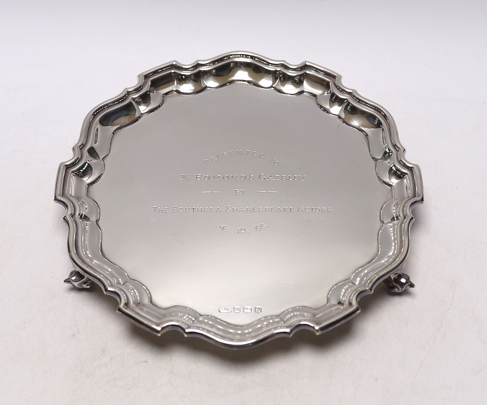 An Elizabeth II silver presentation salver, with engraved inscription and pie crust border, Viners Ltd, Sheffield, 1965, 20.4cm, 1965, 9.3oz.